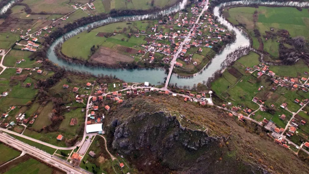 Vlada dala tri parcele za pro&scaron;irenje groblja u Zuri kod Spuža: Op&scaron;tini ustupljeno 20.000 kvadrata zemlji&scaron;ta