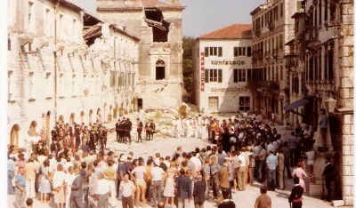 Zemljotres 1979. godine: Trg od oruzja, kolo Bokeljske mornarice