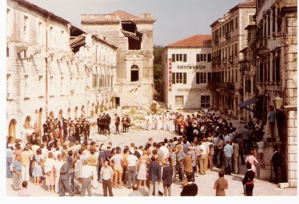 Zemljotres 1979. godine: Trg od oruzja, kolo Bokeljske mornarice