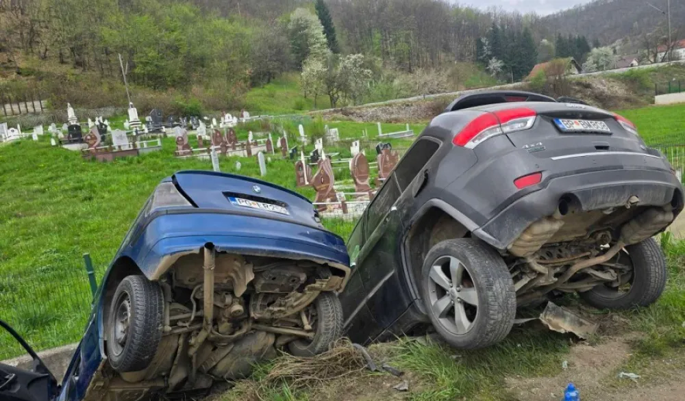 Bijelo Polje - Prijepolje: Sudar u mjestu Potkrajci, dva vozila zavr&scaron;ila u kanalu