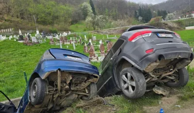 Bijelo Polje - Prijepolje: Sudar u mjestu Potkrajci, dva vozila zavr&scaron;ila u kanalu