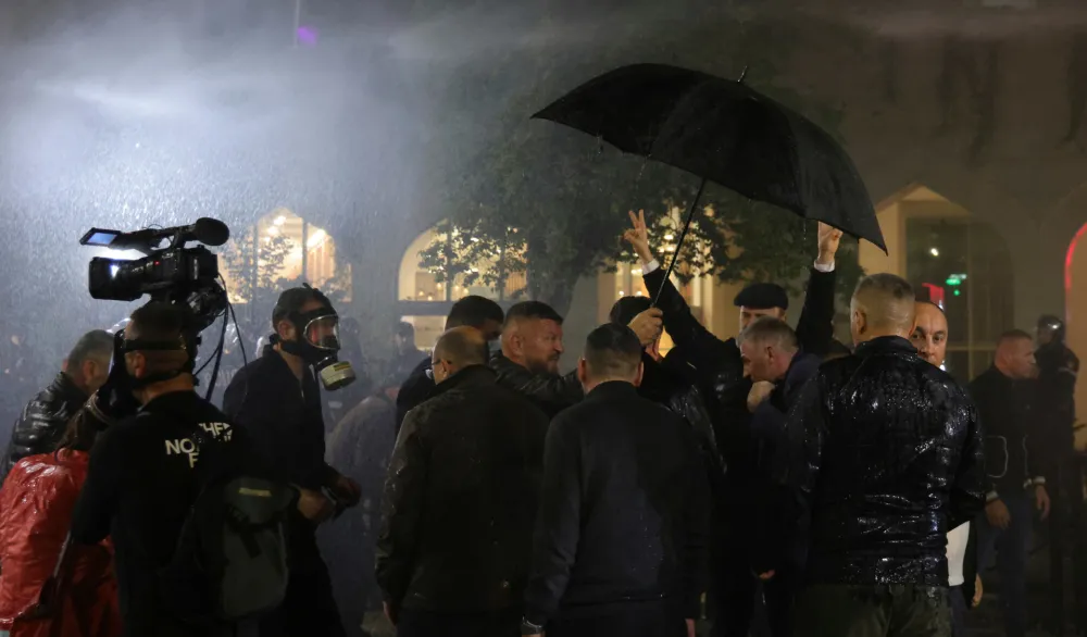Incidenti u Tirani: Molotovljevim koktelima na Vladu, policija odgovorila suzavcem