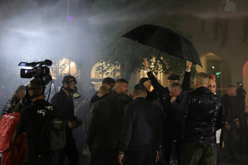 Incidenti u Tirani: Molotovljevim koktelima na Vladu, policija odgovorila suzavcem