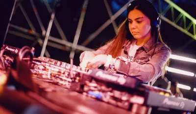 Sandra Vuka&scaron;inović, - DJ Laris