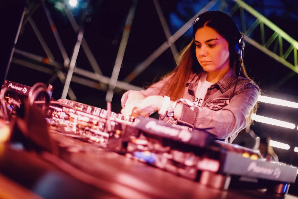 Sandra Vuka&scaron;inović, - DJ Laris