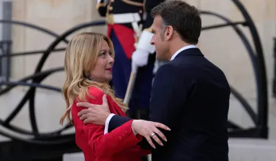 (FOTO/VIDEO) Makron zagrlio Meloni, njena reakcija zapalila mreže