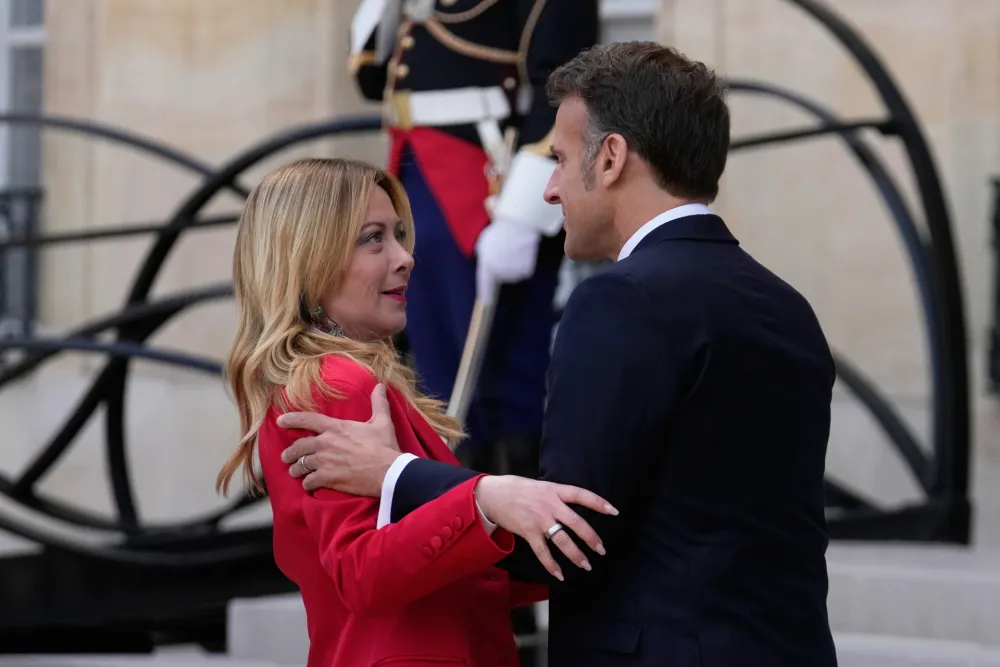 (FOTO/VIDEO) Makron zagrlio Meloni, njena reakcija zapalila mreže