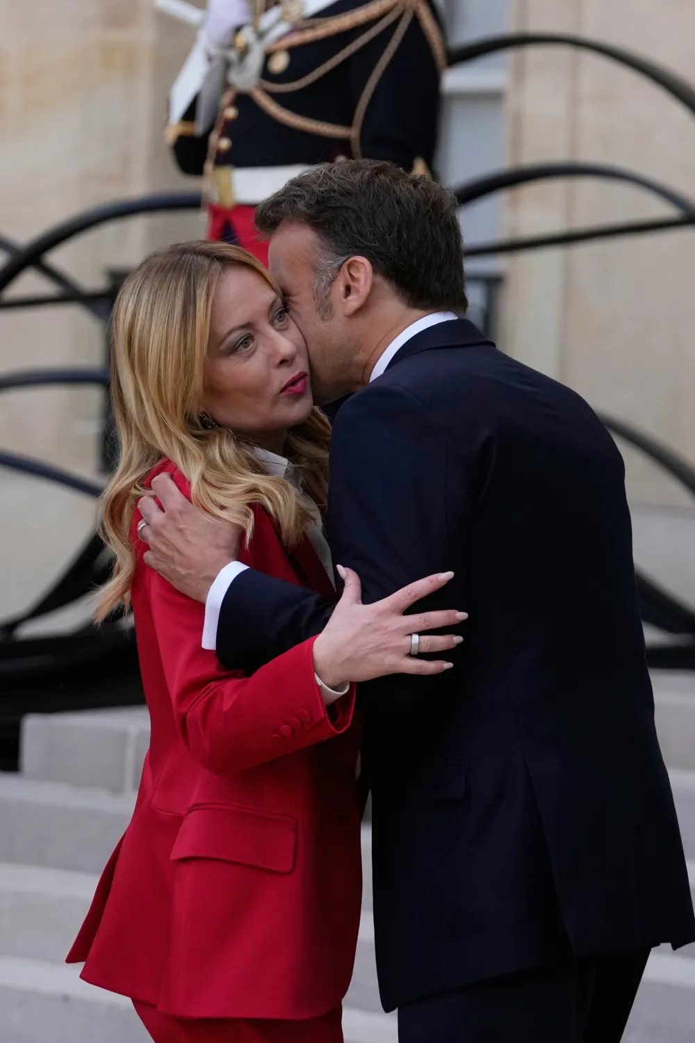 (FOTO/VIDEO) Makron zagrlio Meloni, njena reakcija zapalila mreže