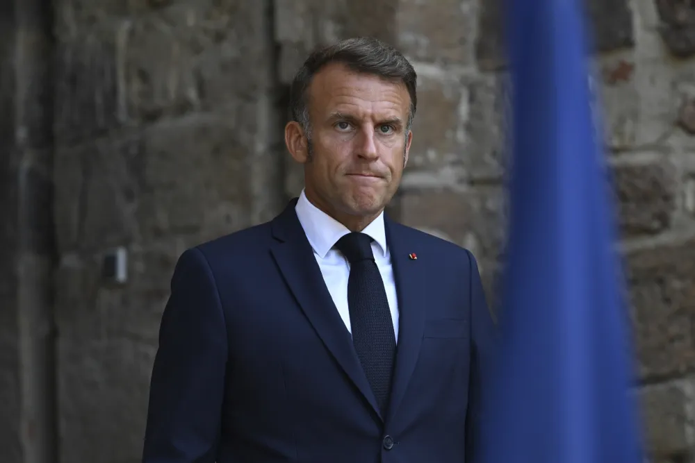 Makron: Poginuo francuski vojnik, sve upućuje na odgovornost Hezbolaha