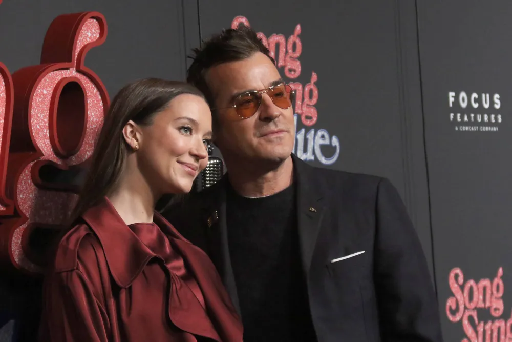 (FOTO) Biv&scaron;i muž Dženifer Aniston dobio prvo dijete: 23 godine mlađa ljepotica sve objavila