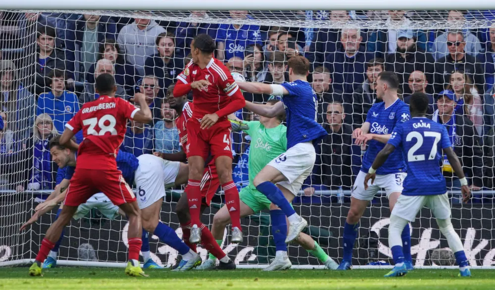 Van Dajk sru&scaron;io Everton