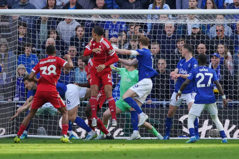 Van Dajk sru&scaron;io Everton