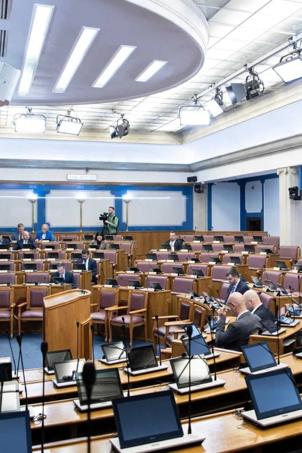 PES povukao iz skup&scaron;tinske procedure predlog Zakona o statusu potomaka dinastije Petrović Njego&scaron;