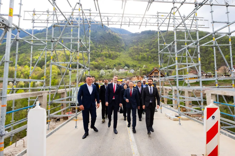 Kineska i Crnogorska delegacija na mostu na Đurđevića Tari