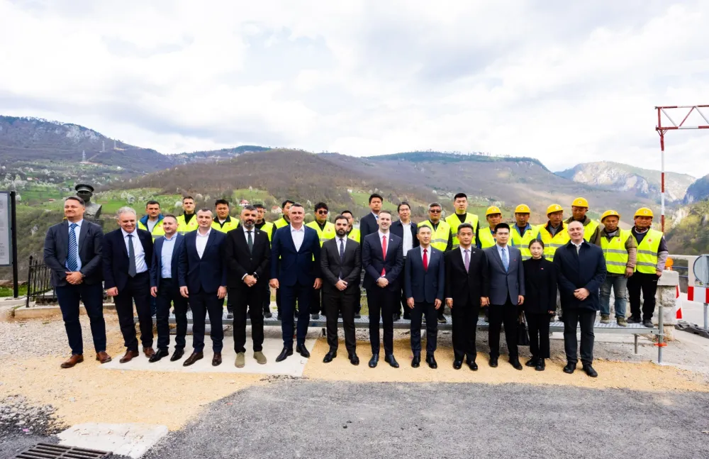 Kineska i Crnogorska delegacija na mostu na Đurđevića Tari