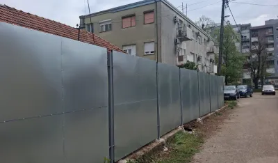 Ne sti&scaron;ava se bura oko izgradnje &scaron;estospratnice u Nik&scaron;iću: Oko "sporne" parcele postavljena ograda, građani negoduju