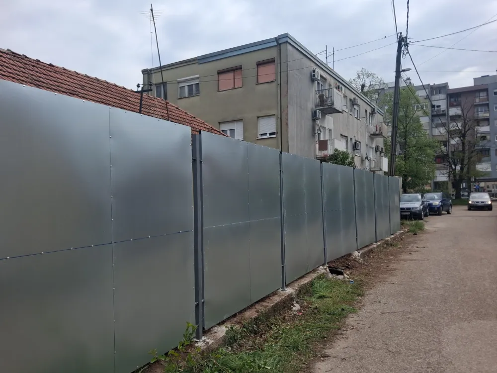 Ne sti&scaron;ava se bura oko izgradnje &scaron;estospratnice u Nik&scaron;iću: Oko "sporne" parcele postavljena ograda, građani negoduju