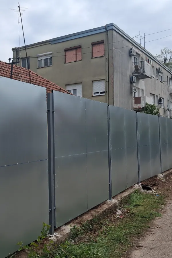 Ne sti&scaron;ava se bura oko izgradnje &scaron;estospratnice u Nik&scaron;iću: Oko "sporne" parcele postavljena ograda, građani negoduju