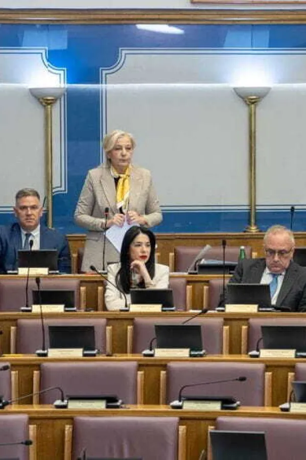 Poslanici DPS-a i PES-a saglasni da pokažu diplome