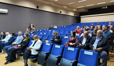 Na u&scaron;ću Morače u jezero najveće &bdquo;divlje&rdquo; naselje:&nbsp;Odbornici SO Zeta usvojili odluku o naknadama za bespravnu gradnju