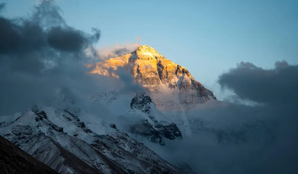 Mont Everest: Veliki ledeni blok zaustavio stotine penjača