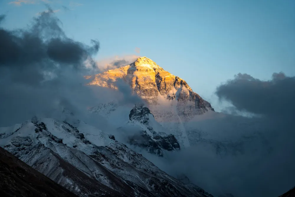Mont Everest: Veliki ledeni blok zaustavio stotine penjača