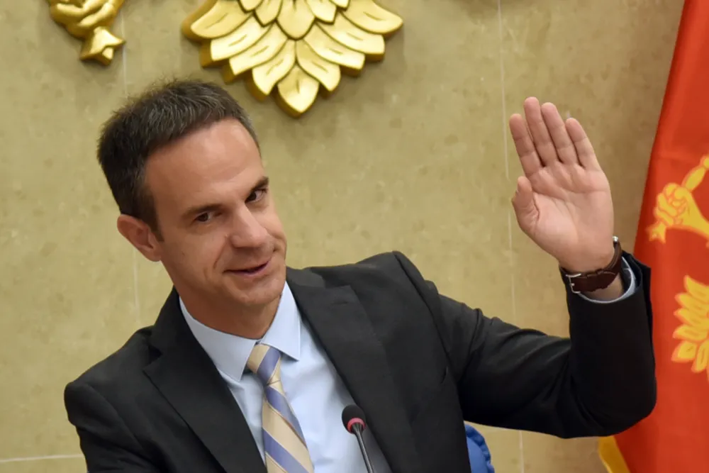 Mugo&scaron;a objavio diplomu i pozdravio iste poteze kolega poslanika