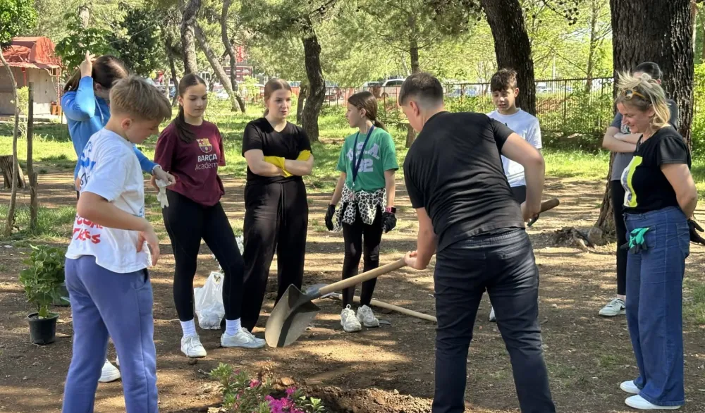 (VIDEO) Akcija đaka, roditelja i nastavnika: Zablistalo dvori&scaron;te O&Scaron; "Milorad Musa Burzan"