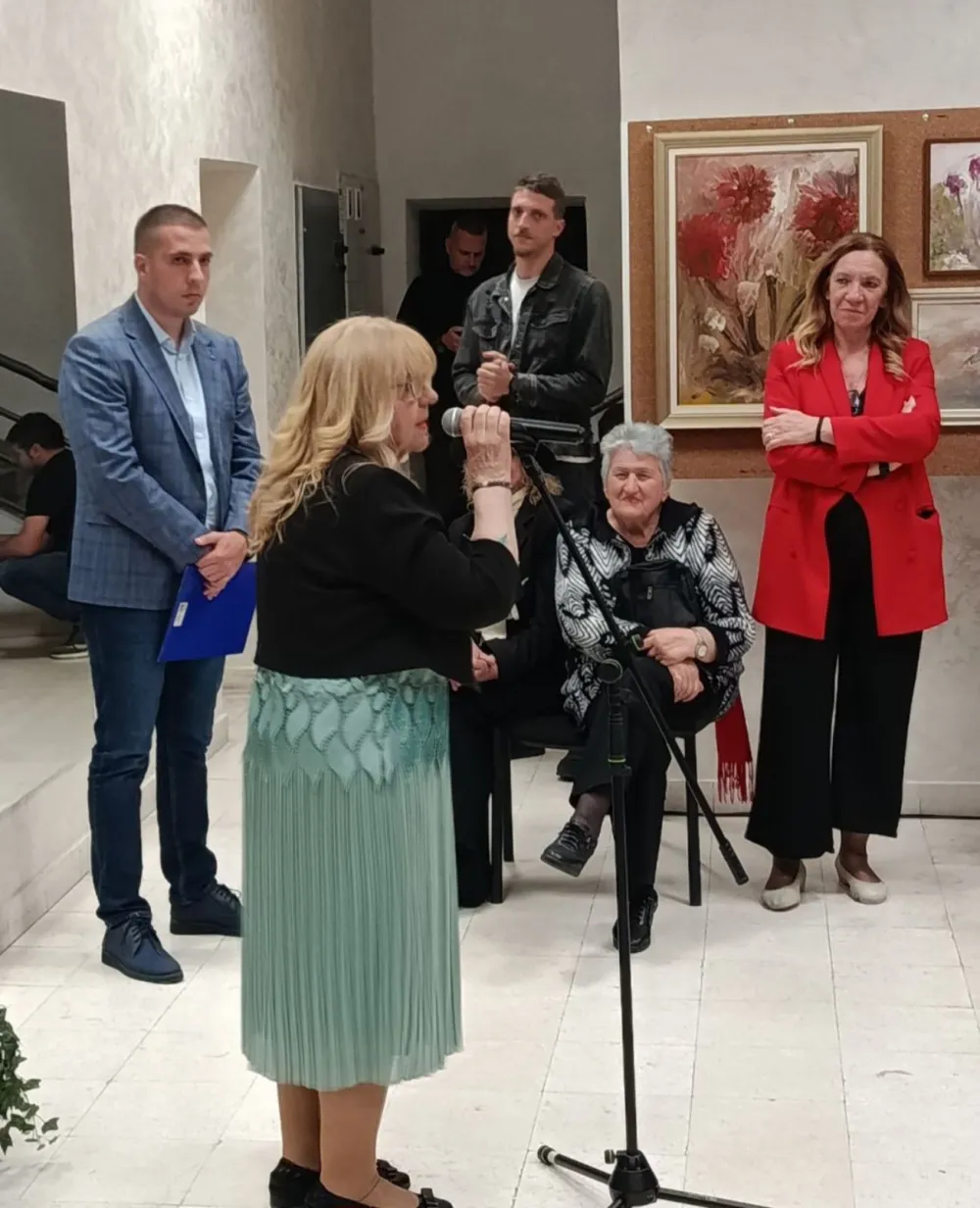Žena kao latica u ogledalu prirode