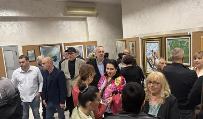 Žena kao latica u ogledalu prirode