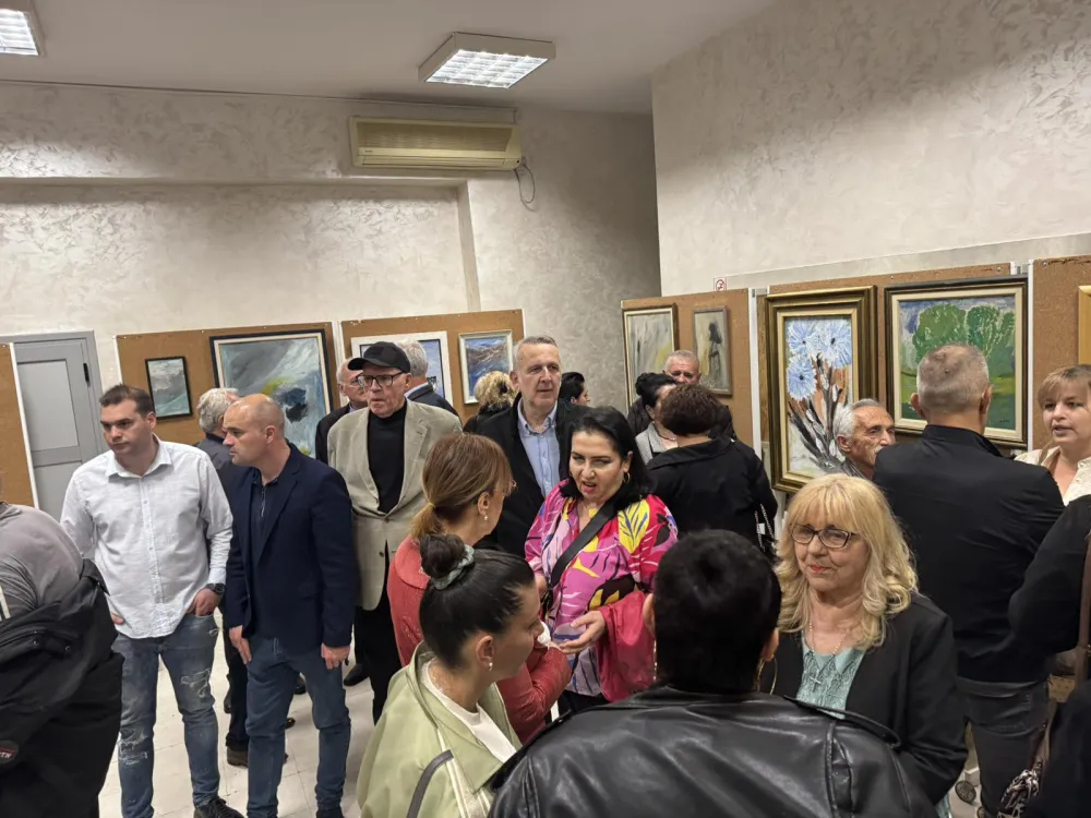 Žena kao latica u ogledalu prirode