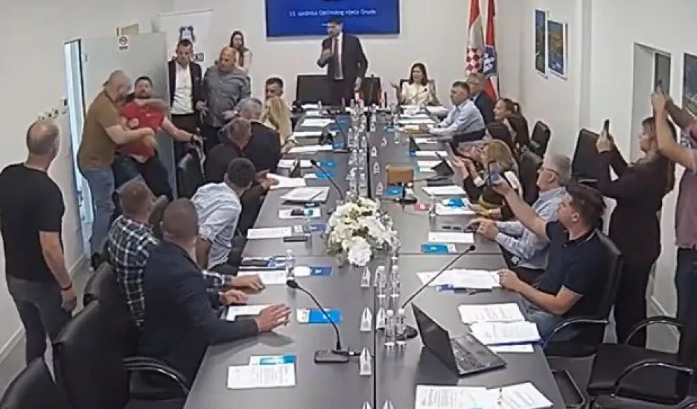 Metež u lokalnoj skup&scaron;tini u BiH: Poslanik izvukao deblji kraj, ostao bez majice