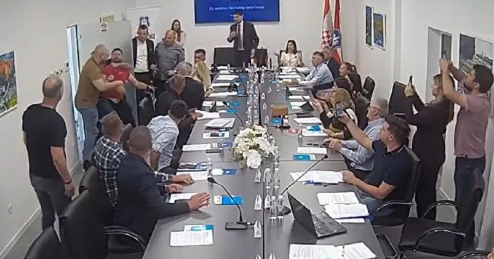 Metež u lokalnoj skup&scaron;tini u BiH: Poslanik izvukao deblji kraj, ostao bez majice