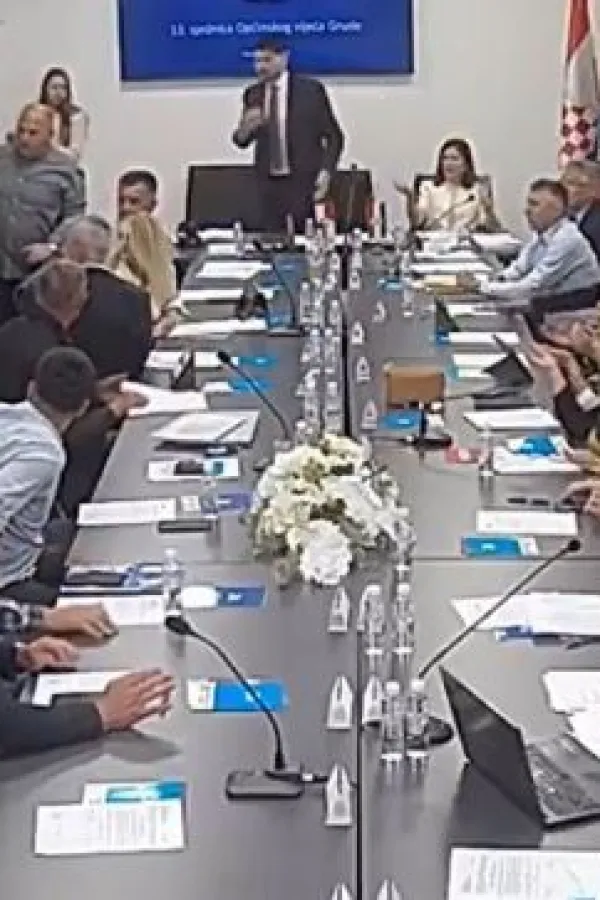 Metež u lokalnoj skup&scaron;tini u BiH: Poslanik izvukao deblji kraj, ostao bez majice