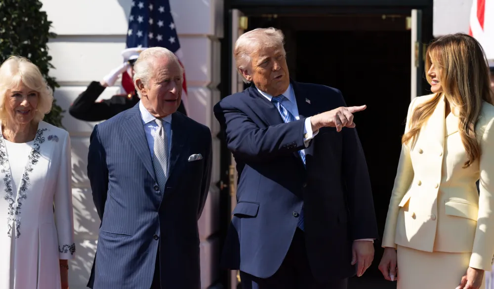 Predsjednik Donald Tramp i prva dama Melanija Tramp, pozdravljaju kralja Čarlsa III i kraljicu Kamilu iz Ujedinjenog Kraljevstva u Bijeloj kući u Va&scaron;ingtonu, u ponedjeljak, 27. aprila 2026. godine.