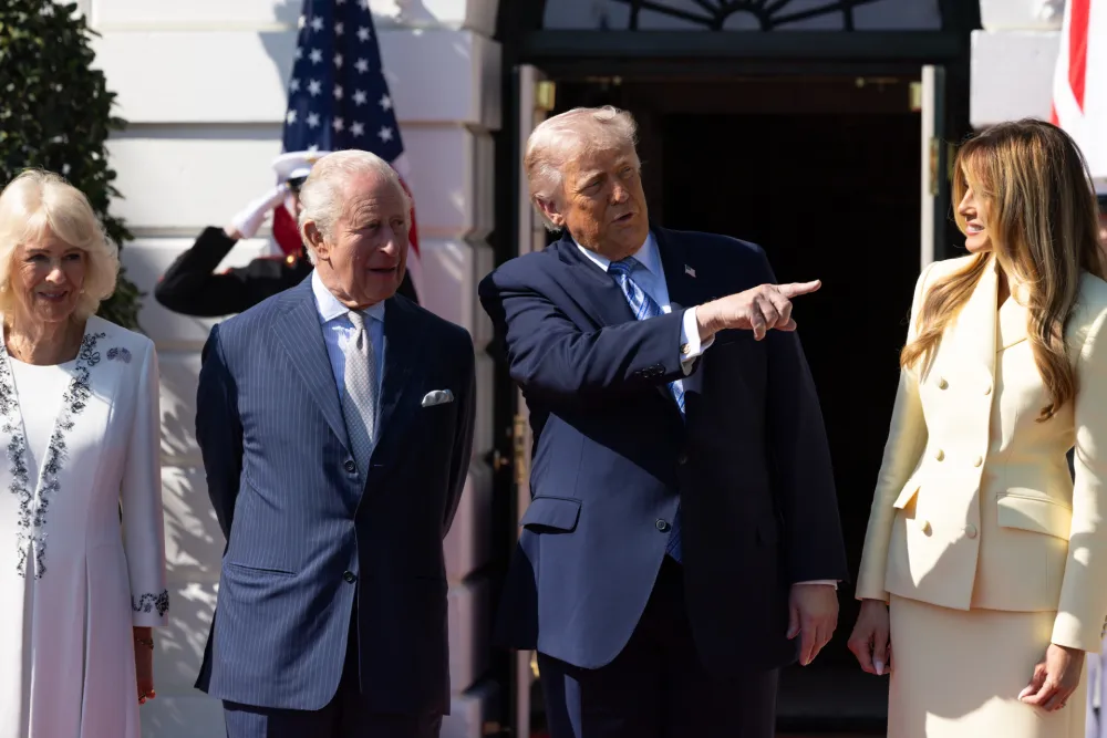 Predsjednik Donald Tramp i prva dama Melanija Tramp, pozdravljaju kralja Čarlsa III i kraljicu Kamilu iz Ujedinjenog Kraljevstva u Bijeloj kući u Va&scaron;ingtonu, u ponedjeljak, 27. aprila 2026. godine.