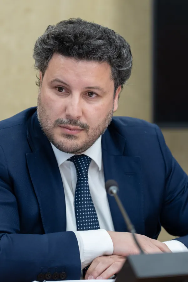 Abazović pita Spajića: Kad počinje gradnja 10 dionica autoputeva?