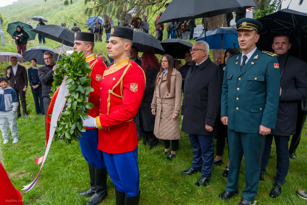Mandić položio vijenac na spomenik žrtvama u Murinu