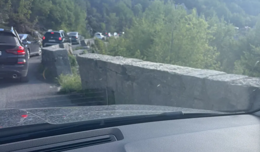 Neprijavljeni radovi izazvali kolaps: Kilometarske kolone na putu Kotor- Njegu&scaron;i, zastoji i u Baru, povremeno zatvaraju Sozinu