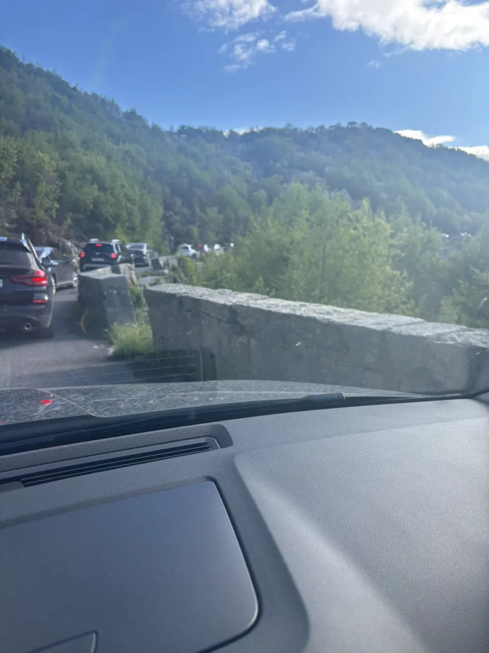 Neprijavljeni radovi izazvali kolaps: Kilometarske kolone na putu Kotor- Njegu&scaron;i, zastoji i u Baru, povremeno zatvaraju Sozinu