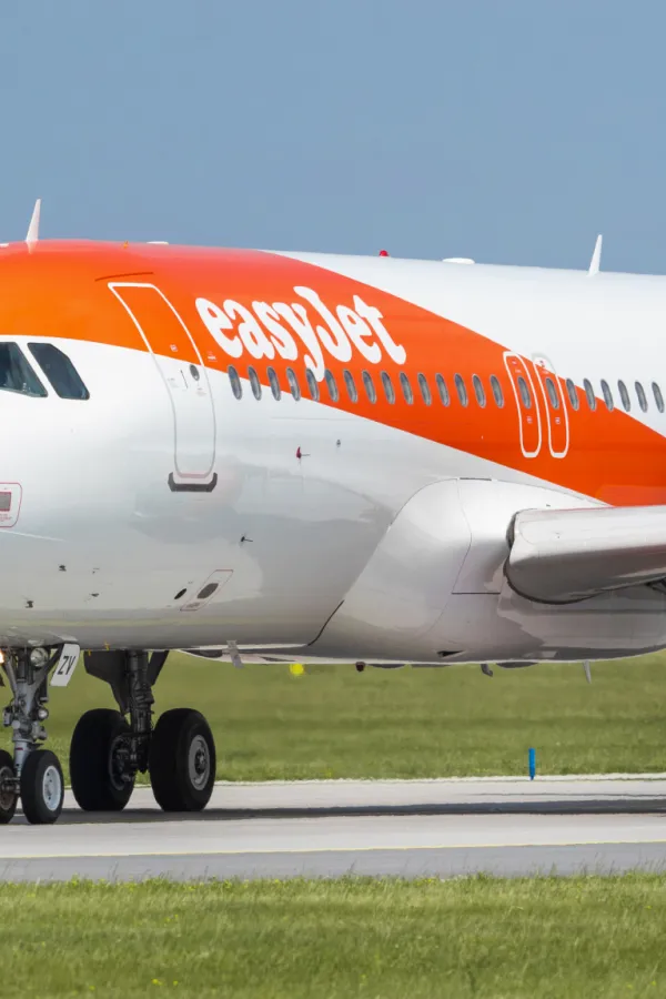 Avion sletio u Pri&scaron;tinu zbog pijane putnice: &bdquo;Pljunula votku u lice mu&scaron;karcu&ldquo;
