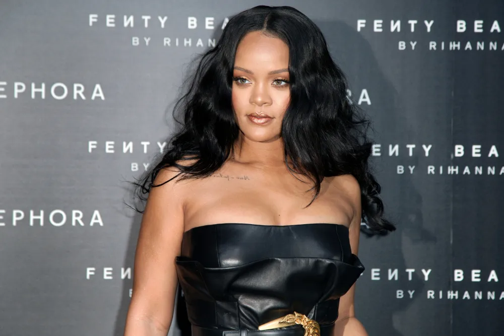 (FOTO) Rijana u najnovijoj kolekciju svog brenda Savage X Fenty prekrila se tre&scaron;njicama