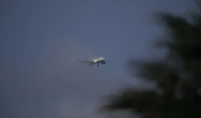 (VIDEO) Avion se pri slijetanju zakucao u kamion i stub za rasvjetu