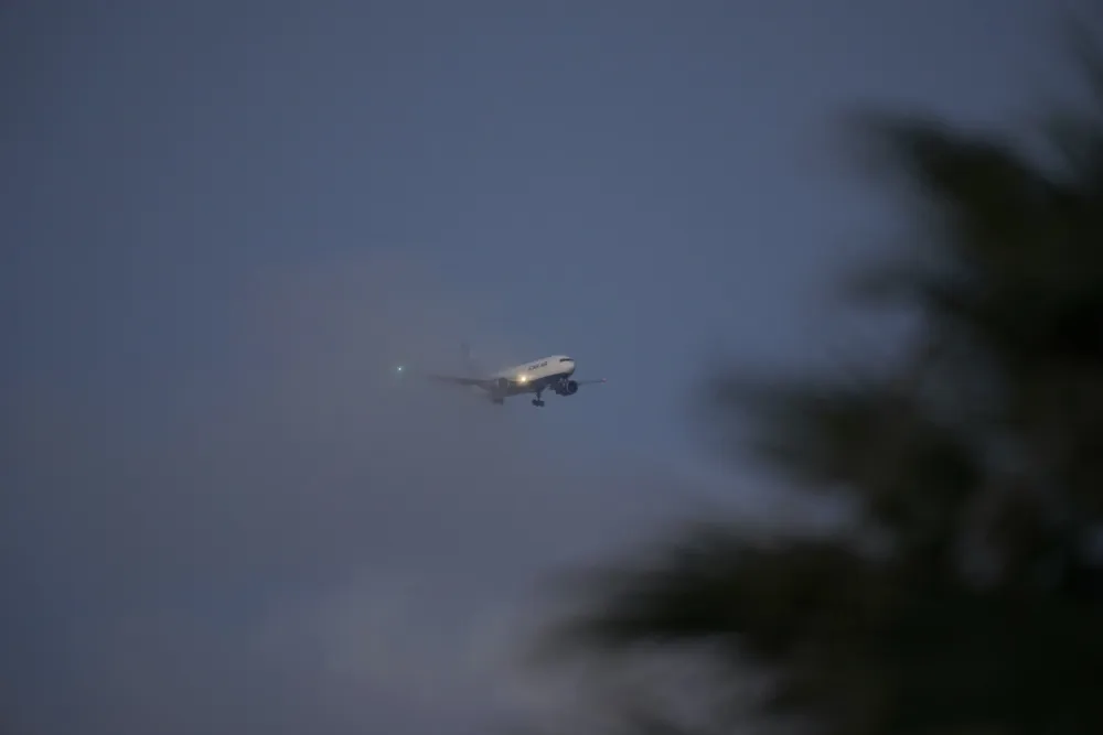 (VIDEO) Avion se pri slijetanju zakucao u kamion i stub za rasvjetu