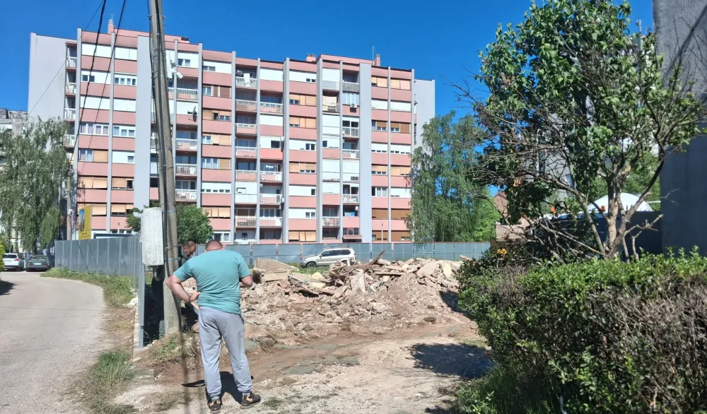 U Nik&scaron;iću sru&scaron;ena kuća u kojoj je rođen narodni heroj Muharem Asović: Bageri u&scaron;li u Bajramovu ba&scaron;tu