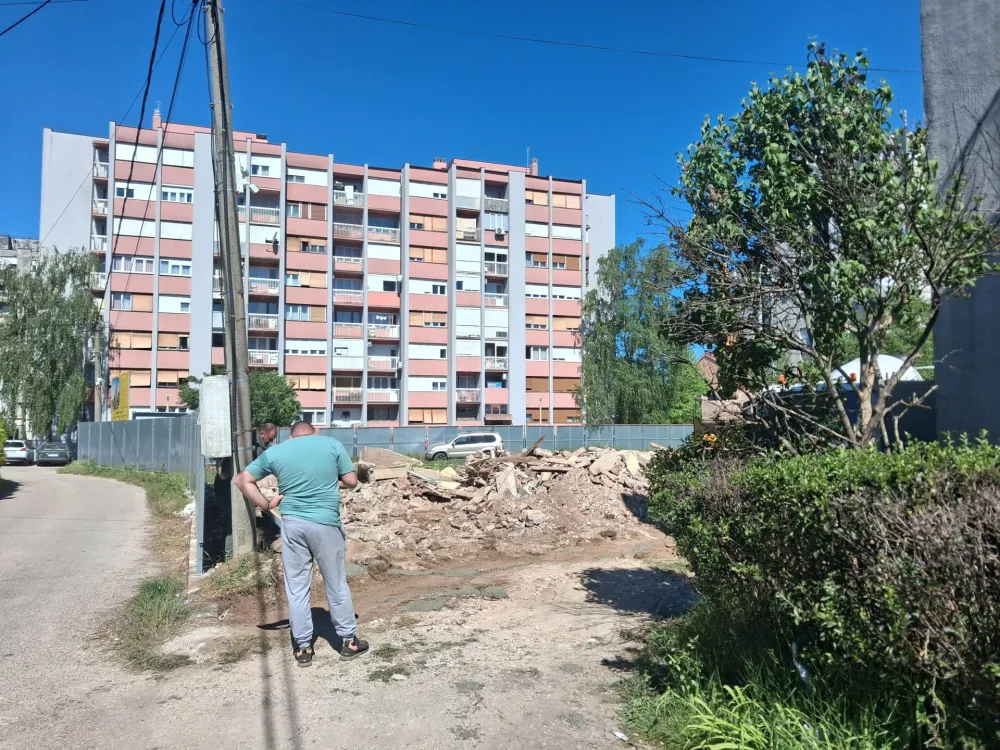 U Nik&scaron;iću sru&scaron;ena kuća u kojoj je rođen narodni heroj Muharem Asović: Bageri u&scaron;li u Bajramovu ba&scaron;tu