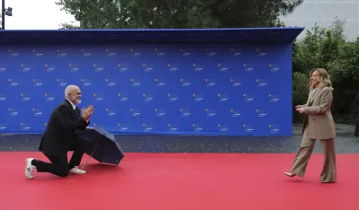 (VIDEO) Edi Rama ne prestaje da kleči pred Meloni