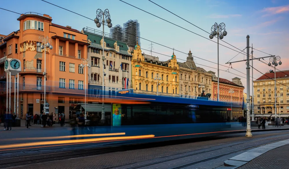 Prijava o bombama na tri lokacije u Zagrebu: Gradska uprava evakuisana, stigla policija