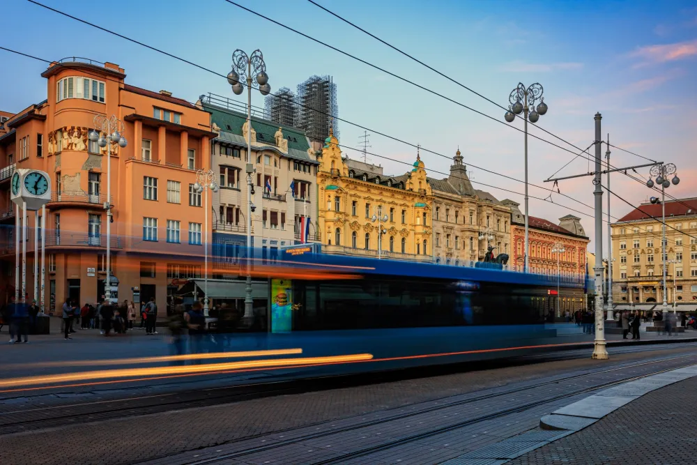 Prijava o bombama na tri lokacije u Zagrebu: Gradska uprava evakuisana, stigla policija