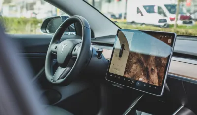  Tesla povlači 200.000 vozila zbog gre&scaron;ke koja može povećati rizik od sudara